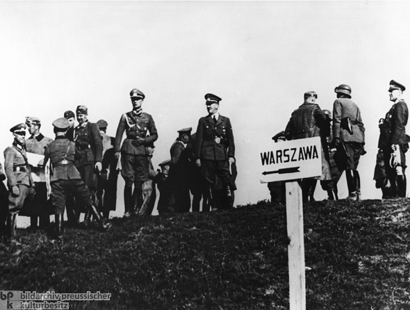 Adolf Hitler mit Generalstabsoffizieren und Adjutanten bei den sich im Vormarsch befindenden Truppen (1. September 1939)